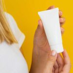 Dlaczego warto używać kremu z filtrem SPF 50 na co dzień?